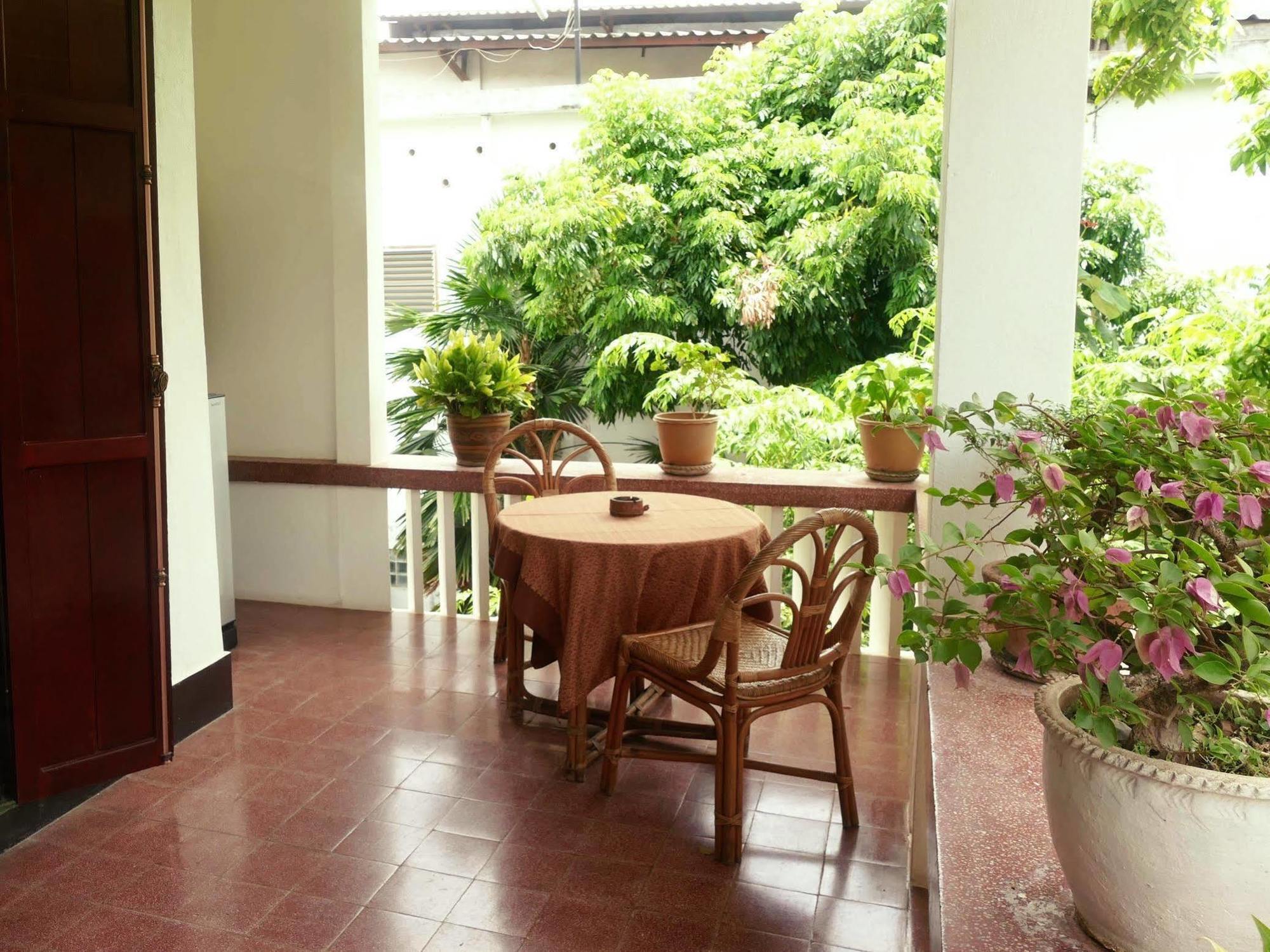 Lani'S House By The Ponds Hotell Vientiane Exteriör bild